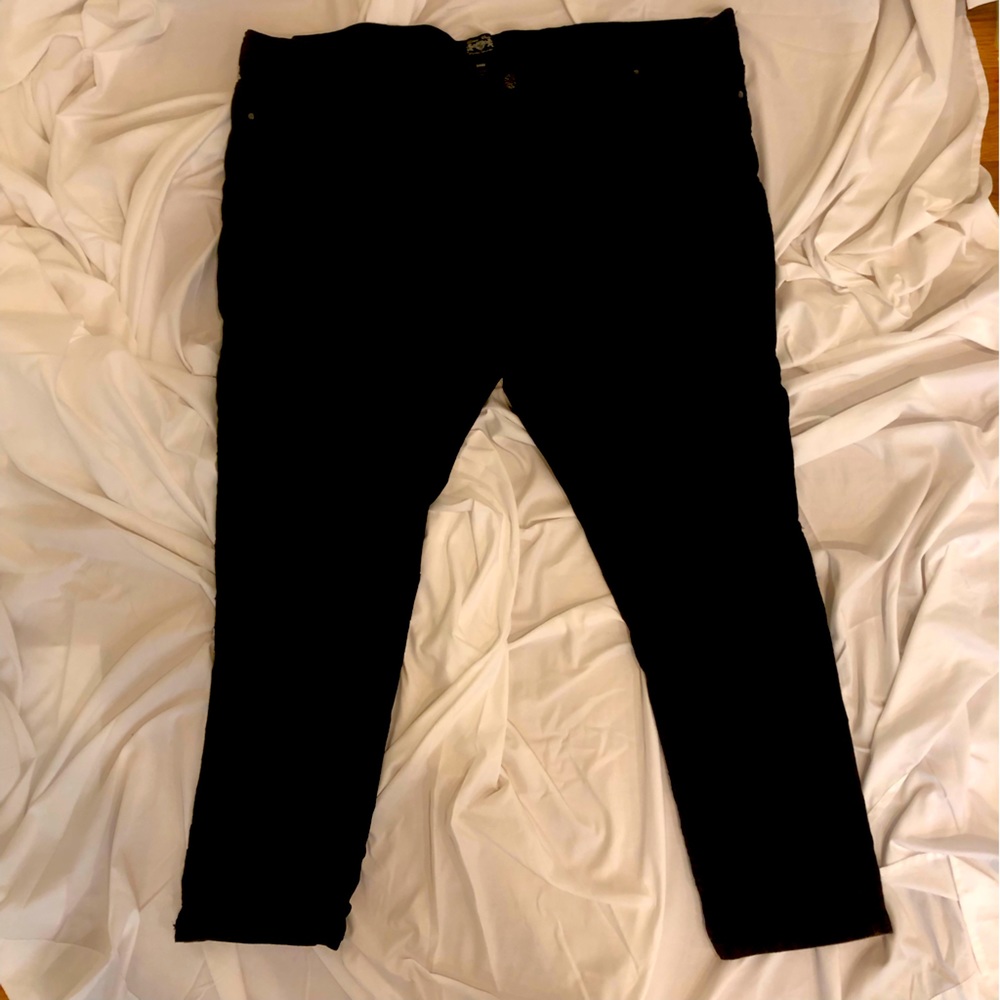 Lions Crest by English Laundry 50x32 skinny